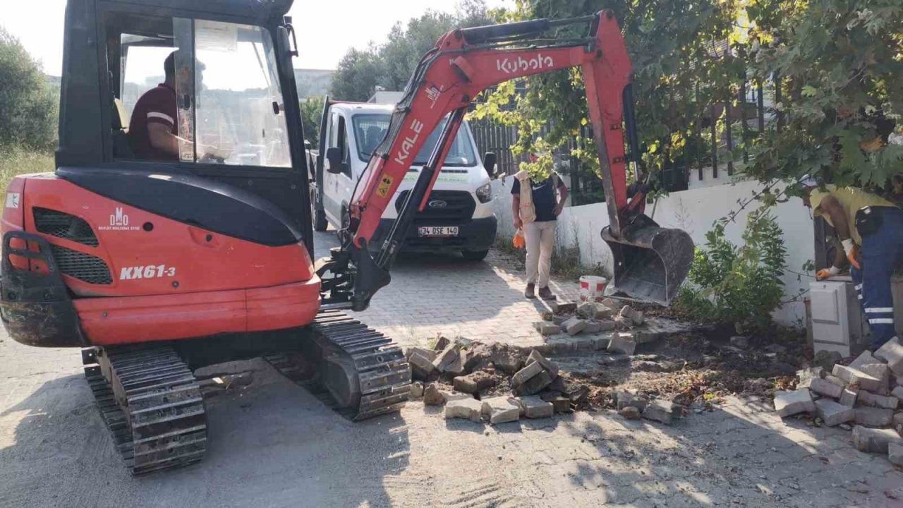 Kuşadası Belediyesi, yolları yeniliyor