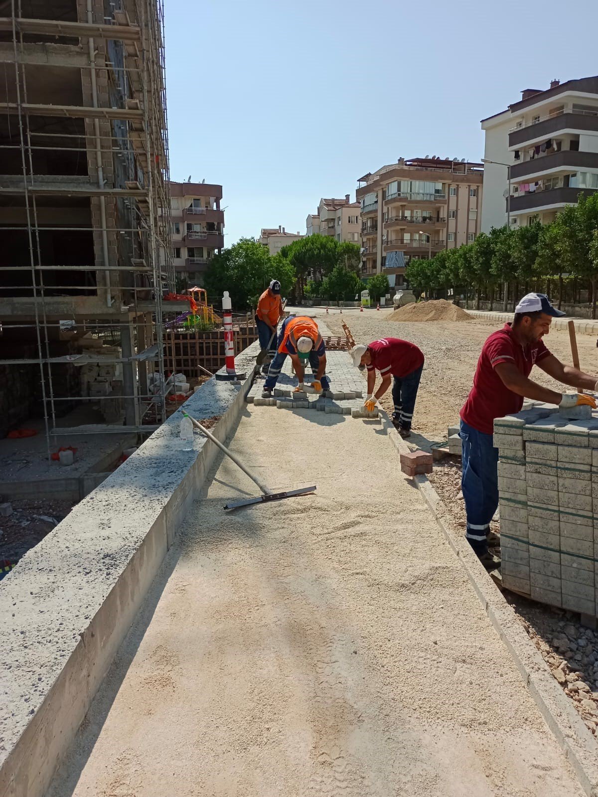 Kuşadası Belediyesi, yolları yeniliyor