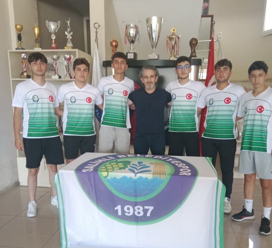 Salihli Belediyespor’a altyapıdan 22 takviye