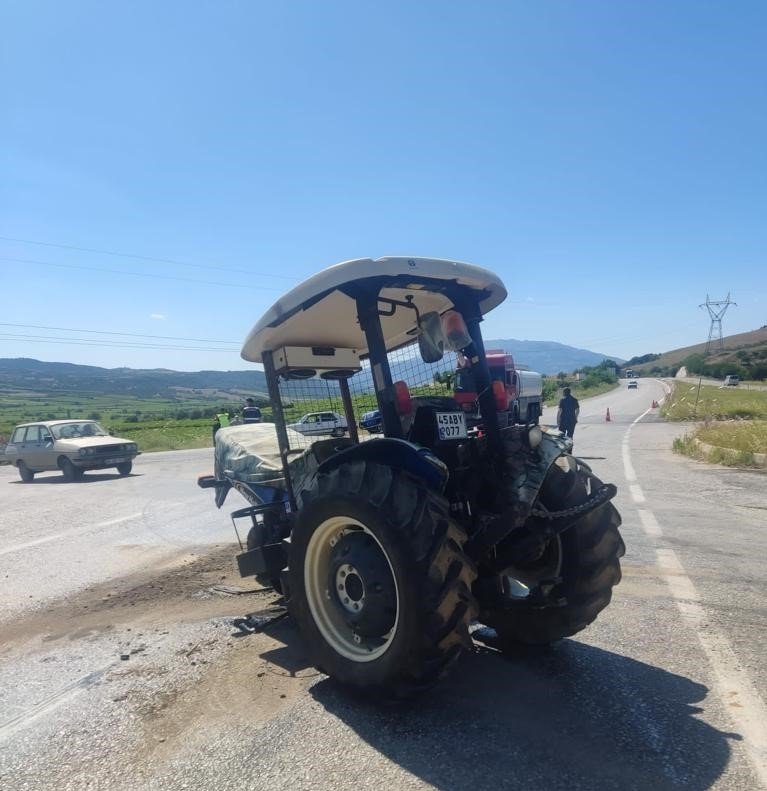 Manisa’da otomobille traktör çarpıştı: 7 yaralı