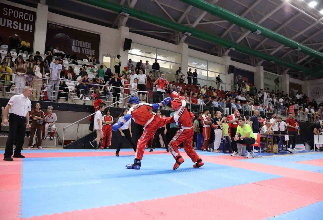 Milli takıma seçilen sporcular, madalyalarını Vali Demirtaş’ın elinden aldı