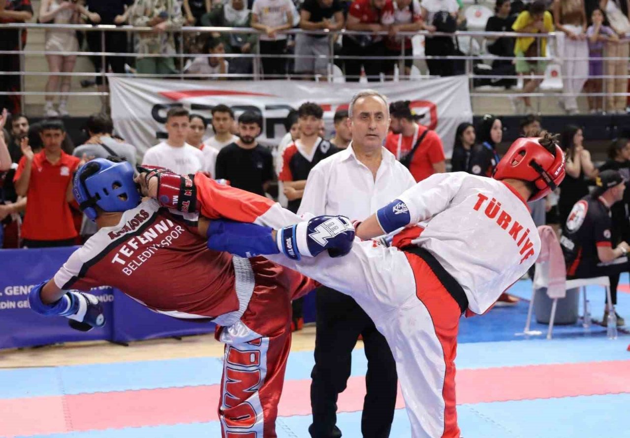 Milli takıma seçilen sporcular, madalyalarını Vali Demirtaş’ın elinden aldı