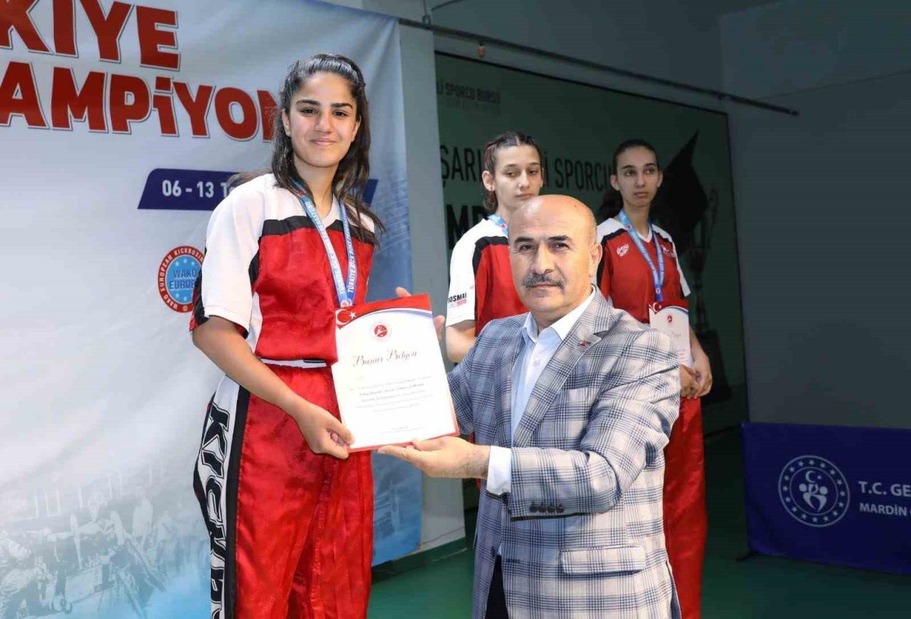 Milli takıma seçilen sporcular, madalyalarını Vali Demirtaş’ın elinden aldı