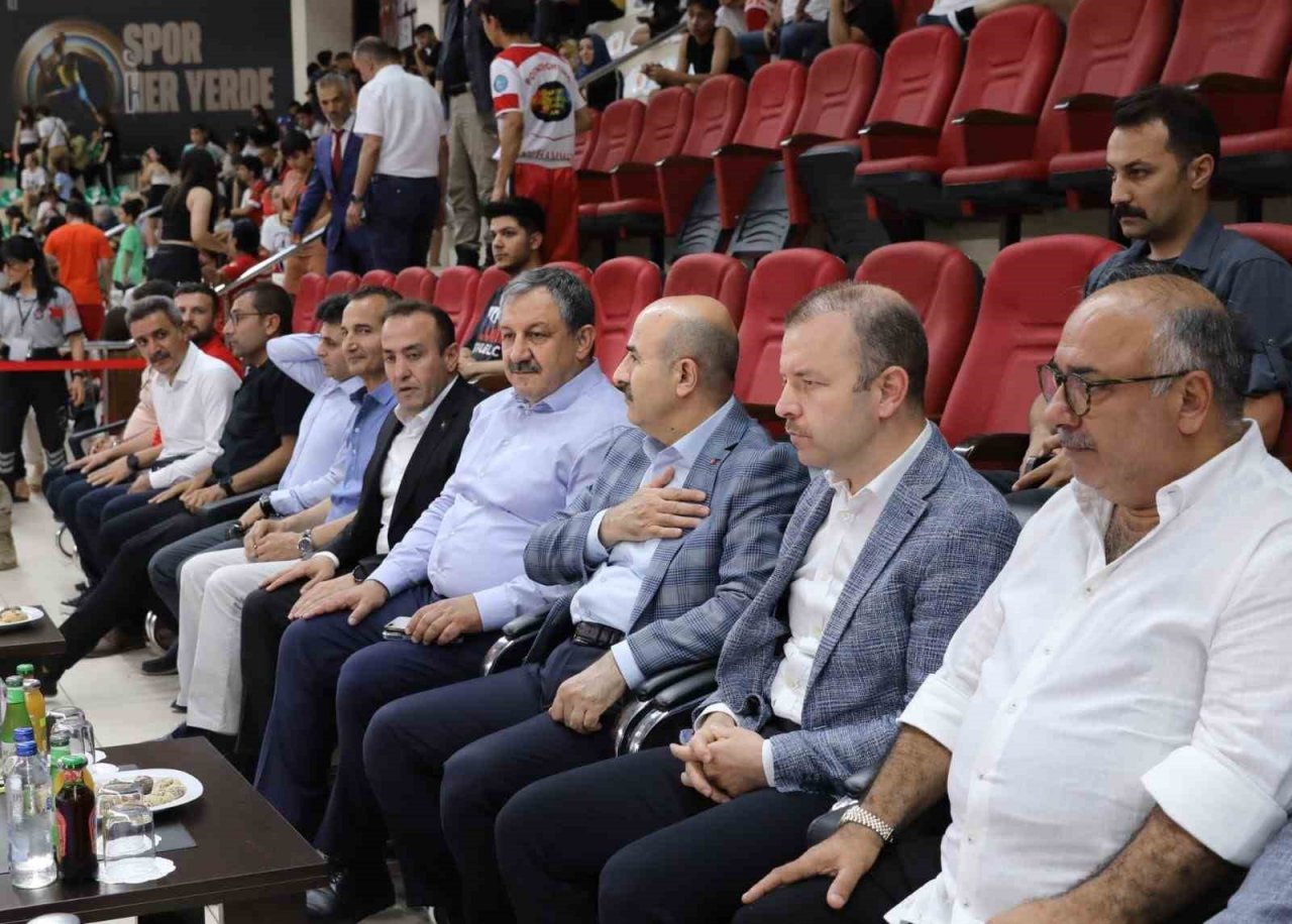 Milli takıma seçilen sporcular, madalyalarını Vali Demirtaş’ın elinden aldı