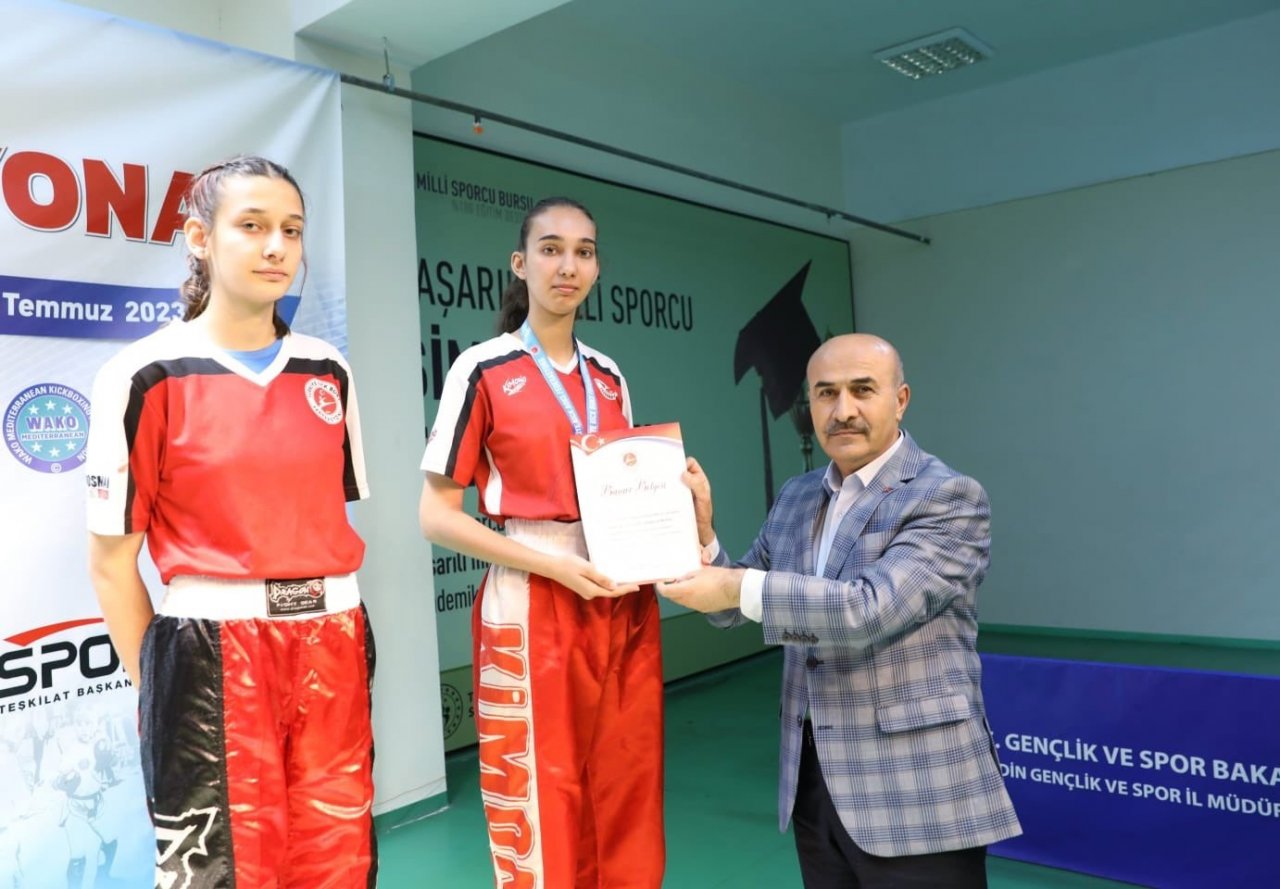 Milli takıma seçilen sporcular, madalyalarını Vali Demirtaş’ın elinden aldı