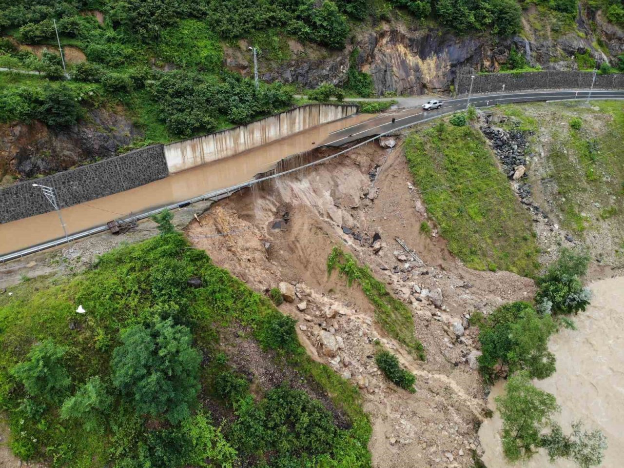 Karadeniz-Akdeniz yolu heyelan nedeniyle ulaşıma kapandı
