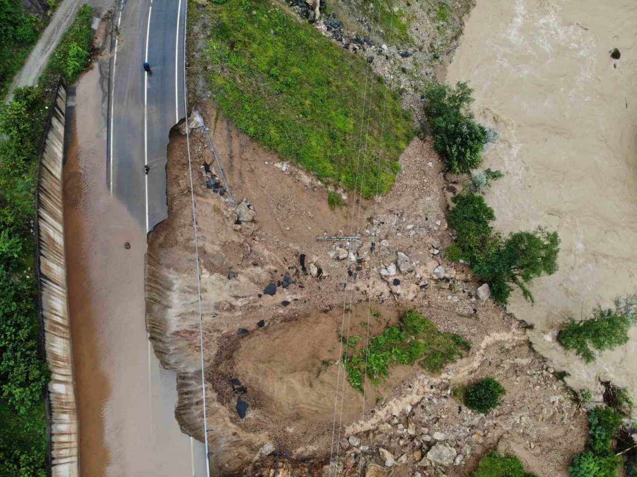 Karadeniz-Akdeniz yolu heyelan nedeniyle ulaşıma kapandı