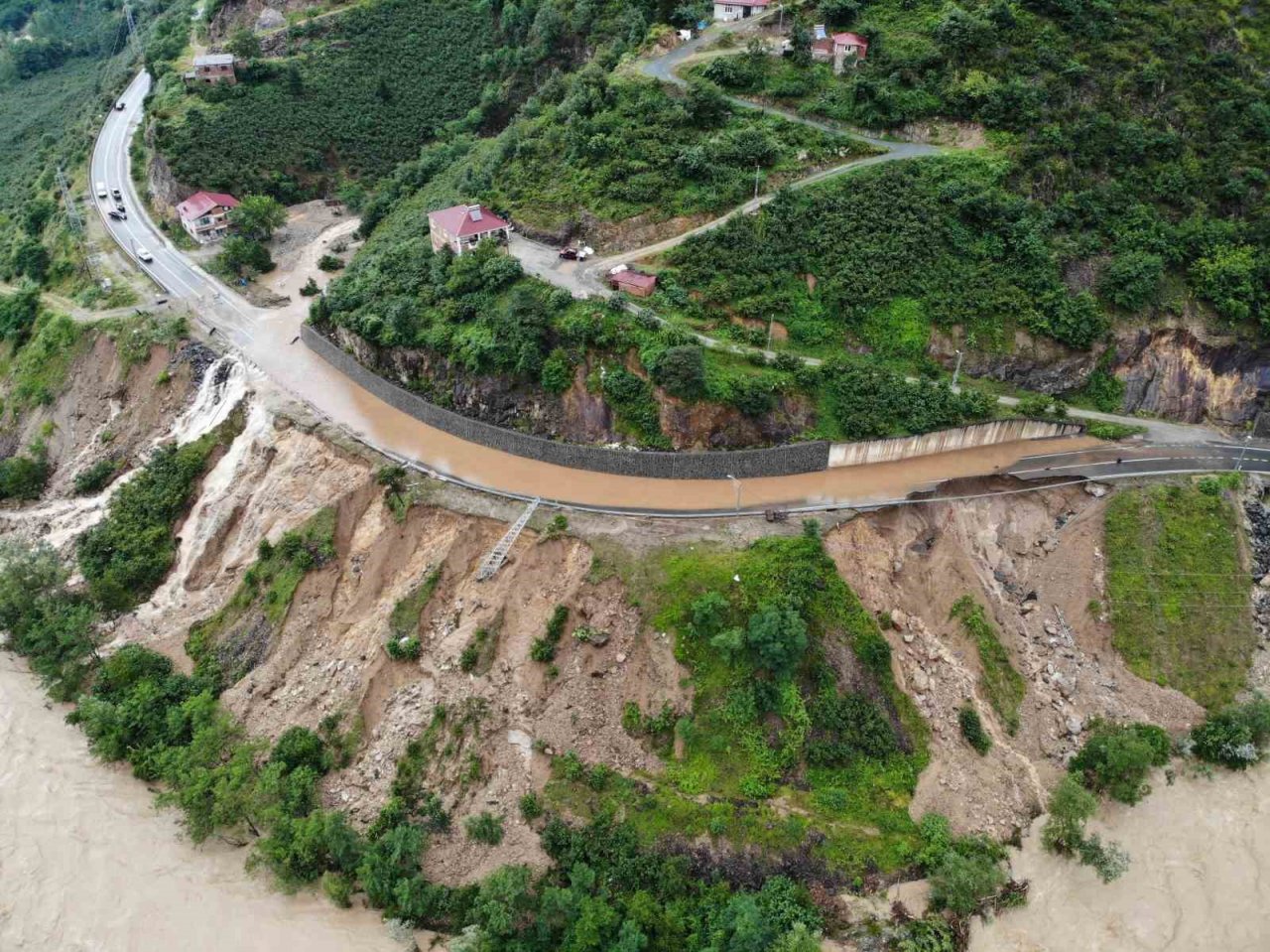 Karadeniz-Akdeniz yolu heyelan nedeniyle ulaşıma kapandı