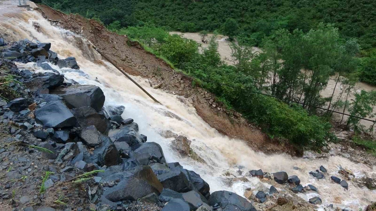 Karadeniz-Akdeniz yolu heyelan nedeniyle ulaşıma kapandı