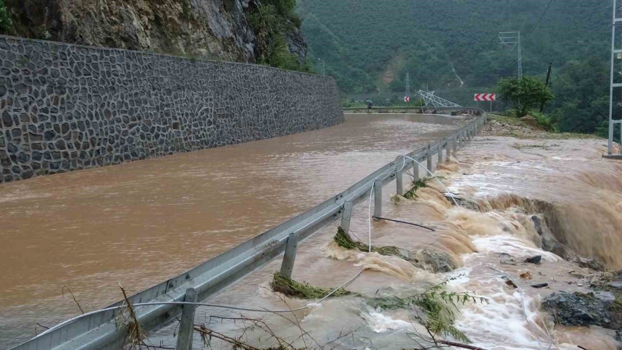 Karadeniz-Akdeniz yolu heyelan nedeniyle ulaşıma kapandı