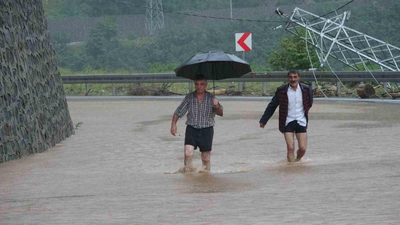 Karadeniz-Akdeniz yolu heyelan nedeniyle ulaşıma kapandı