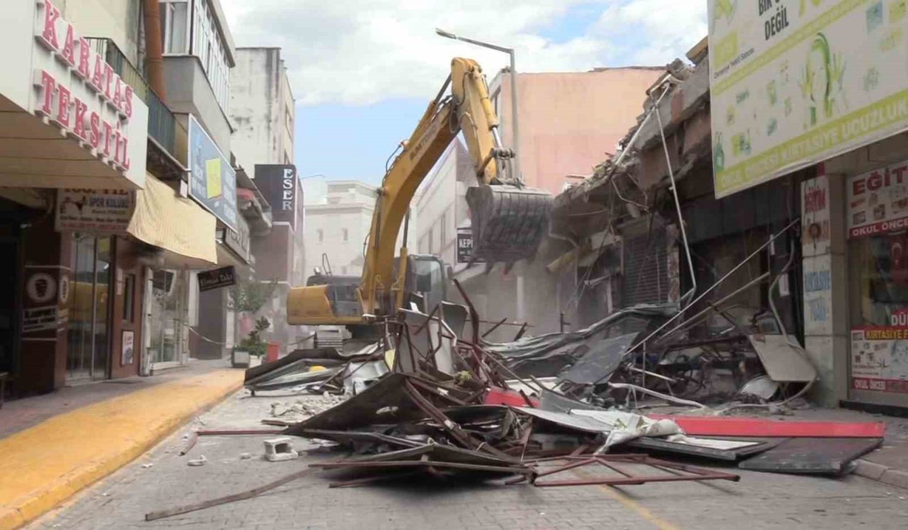 Osmaniye’de çöken binanın geri kalan kısmının kontrollü yıkımına başlandı