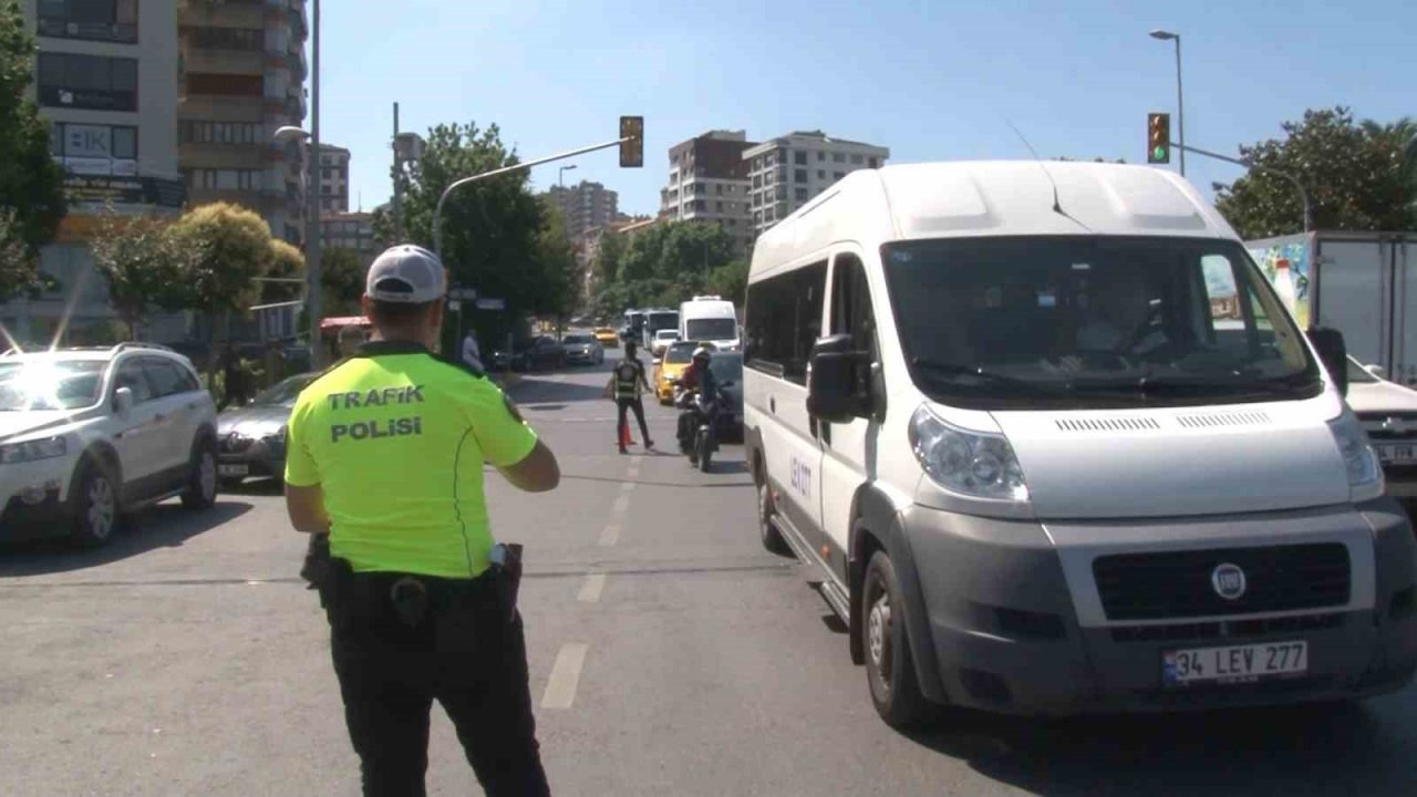 Kadıköy’de ceza yiyen minibüs şoföründen ilginç tepki: ’Mor ışıkta geçtim’