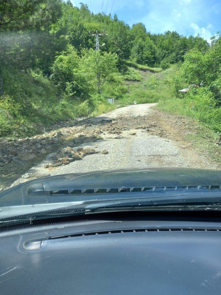 Sağanak yağış hasara yol açtı, geçici köprü 5. kez yıkıldı