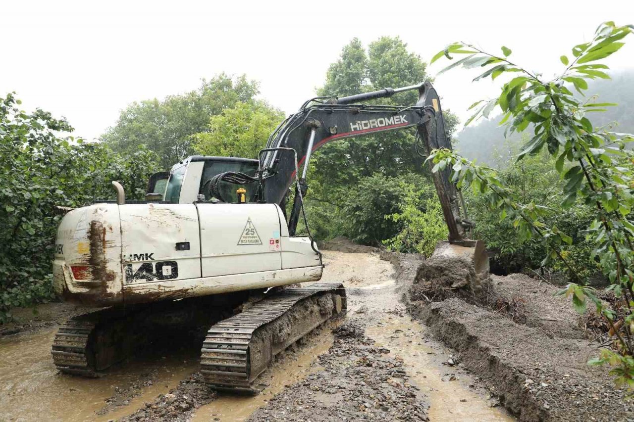 Akyazı’da ekipler su taşkını yaşanan yerlere anında müdahale etti