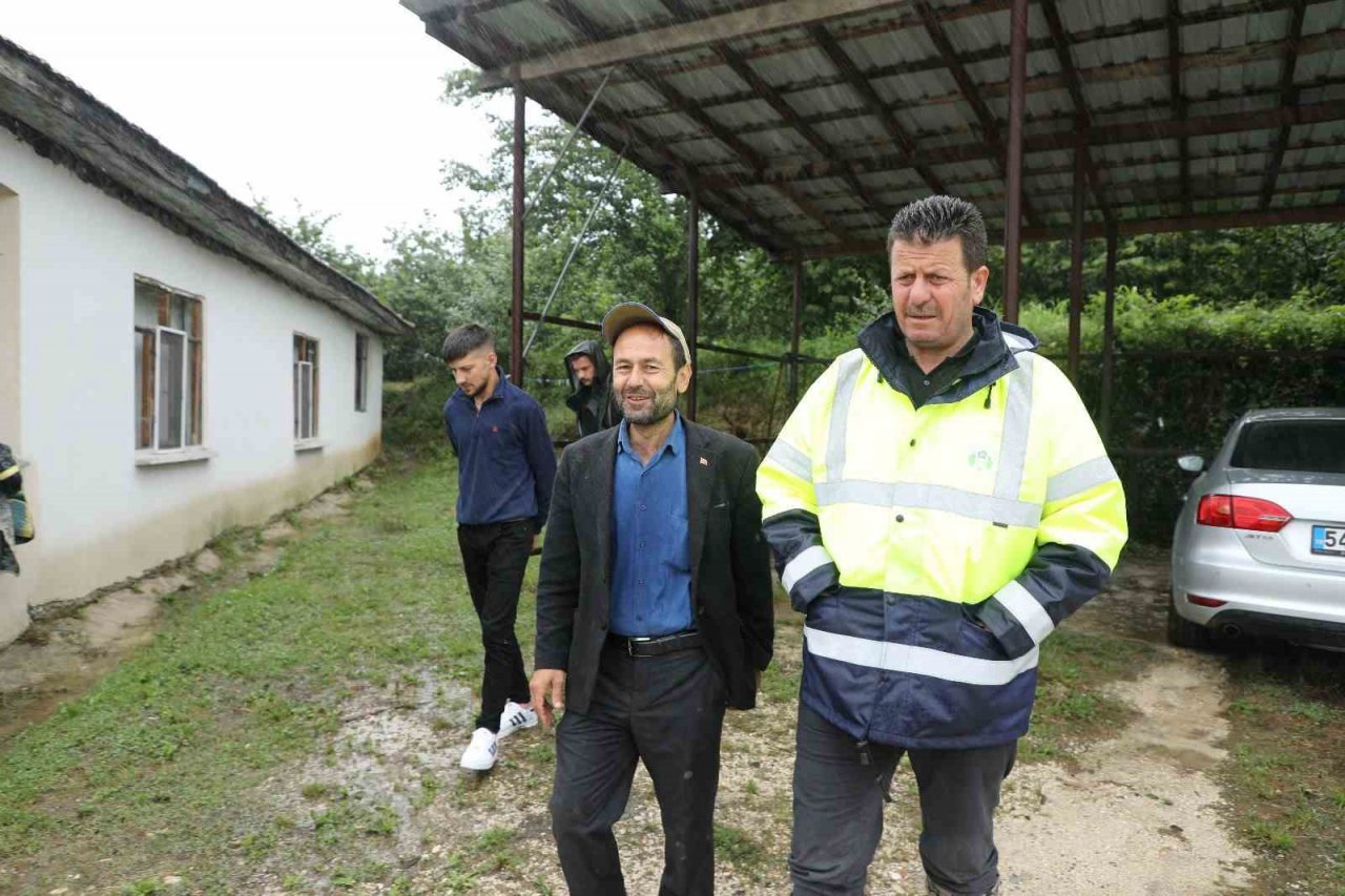 Akyazı’da ekipler su taşkını yaşanan yerlere anında müdahale etti