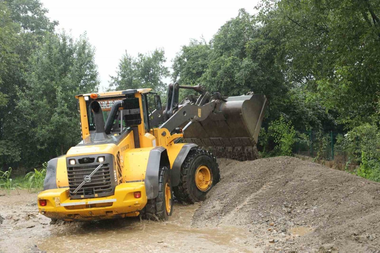 Akyazı’da ekipler su taşkını yaşanan yerlere anında müdahale etti