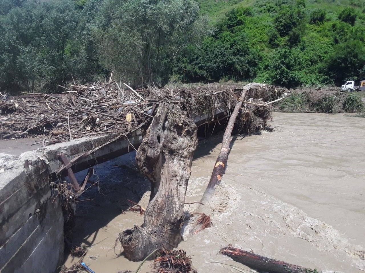 Akyazı’da ekipler su taşkını yaşanan yerlere anında müdahale etti