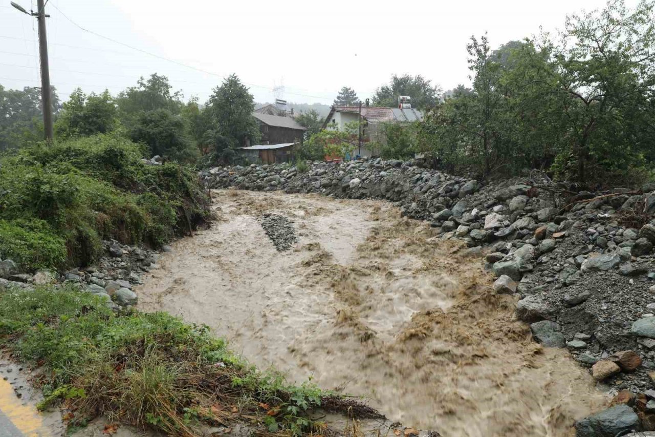 Akyazı’da ekipler su taşkını yaşanan yerlere anında müdahale etti