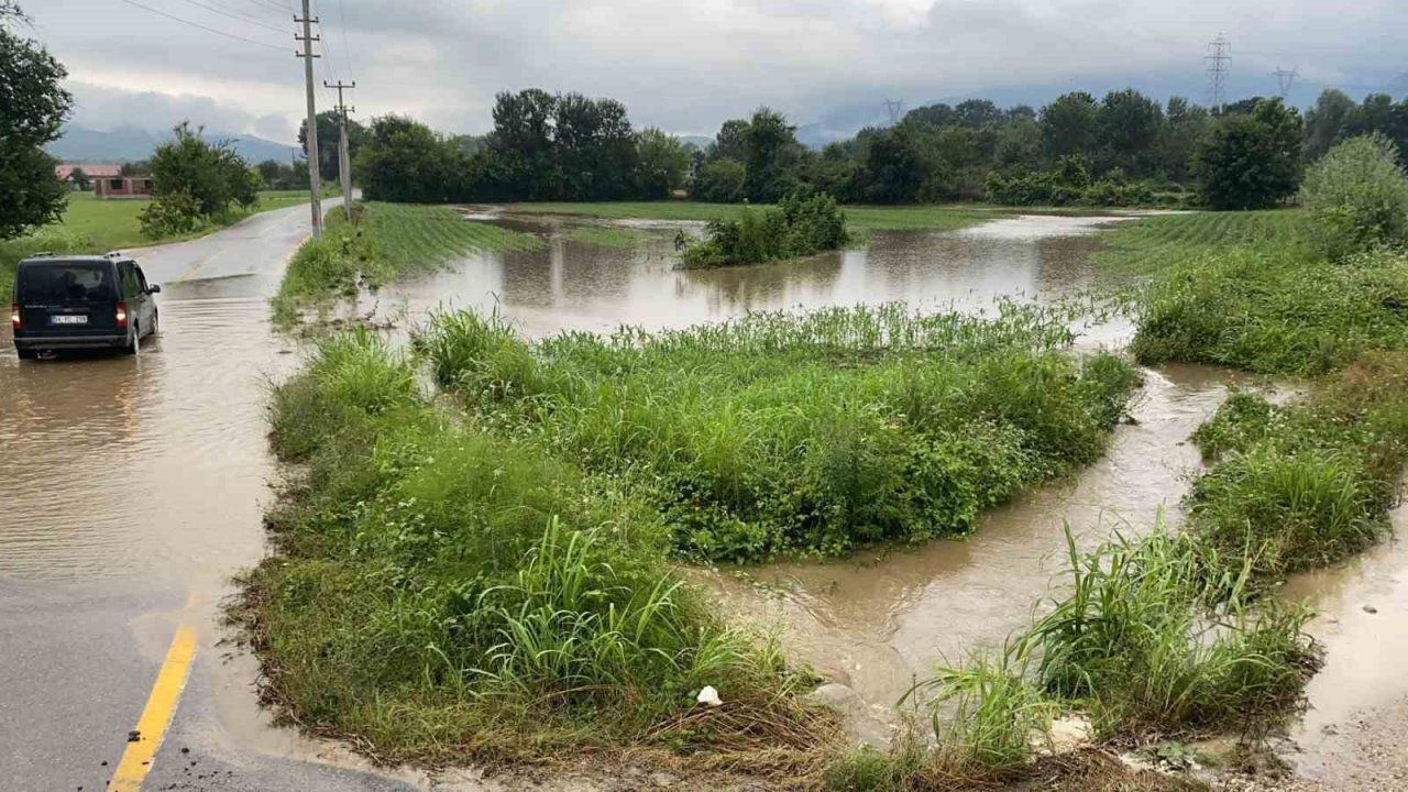 Akyazı’da ekipler su taşkını yaşanan yerlere anında müdahale etti