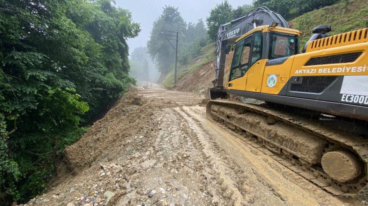 Akyazı’da ekipler su taşkını yaşanan yerlere anında müdahale etti