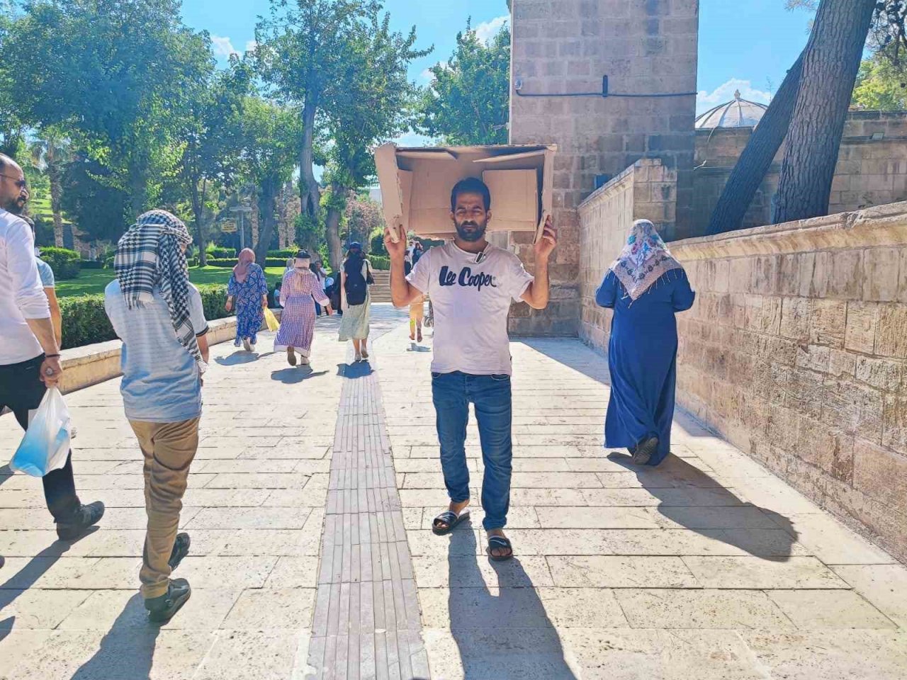 Şanlıurfalı güneşten böyle korundu