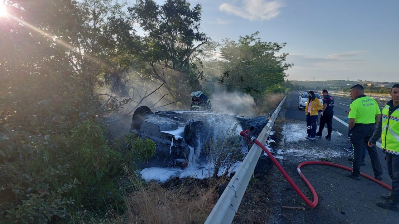 Takla atarak yanan araçta hayatını kaybetti