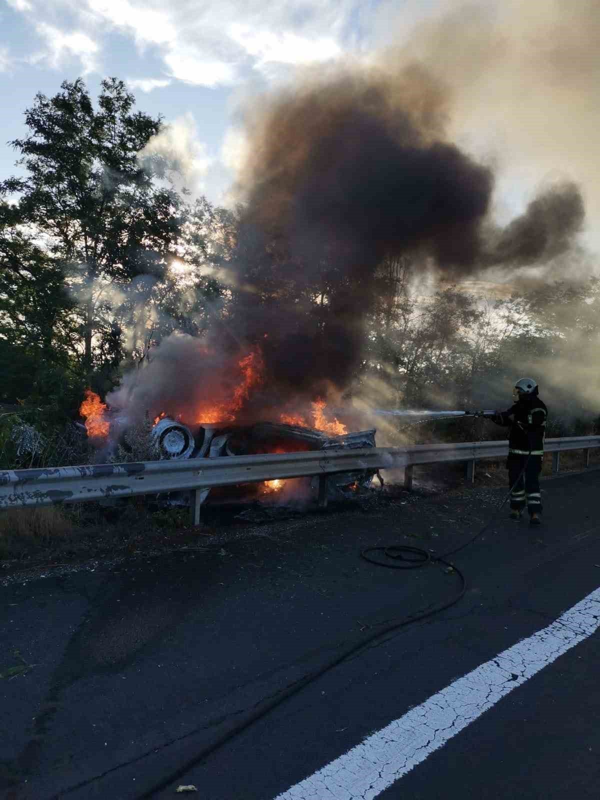 Takla atarak yanan araçta hayatını kaybetti