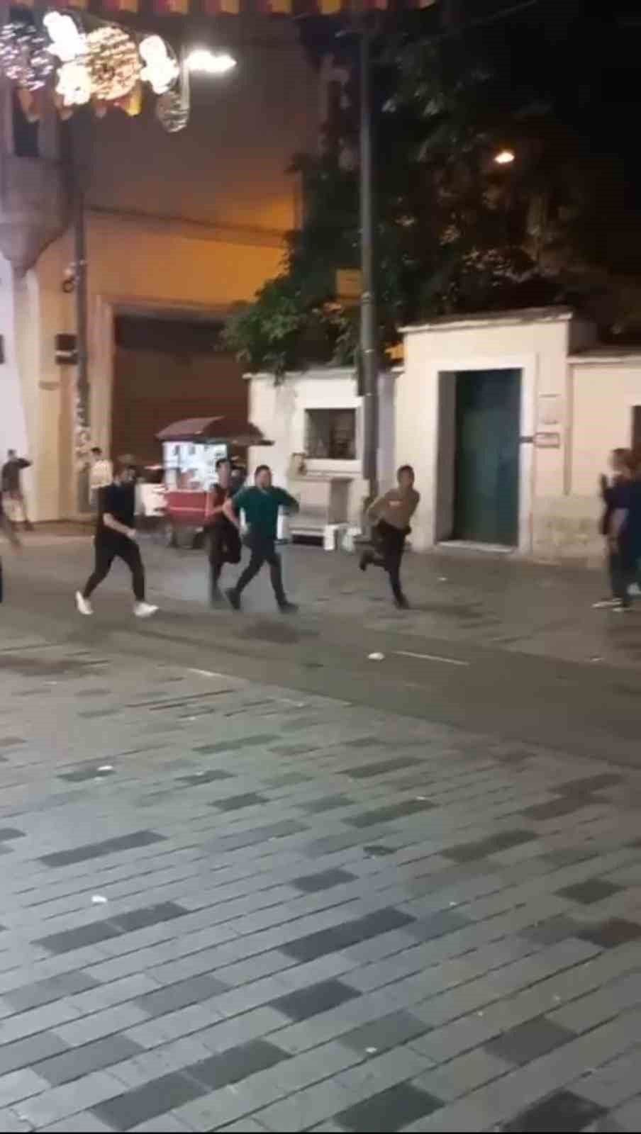 Taksim’de torpil patlatan gençler paniğe neden oldu