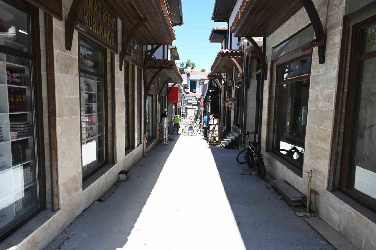 Tarihi Üzüm Pazarı’nda 53 dükkan tamamlandı, 37’sinin restorasyonu devam ediyor