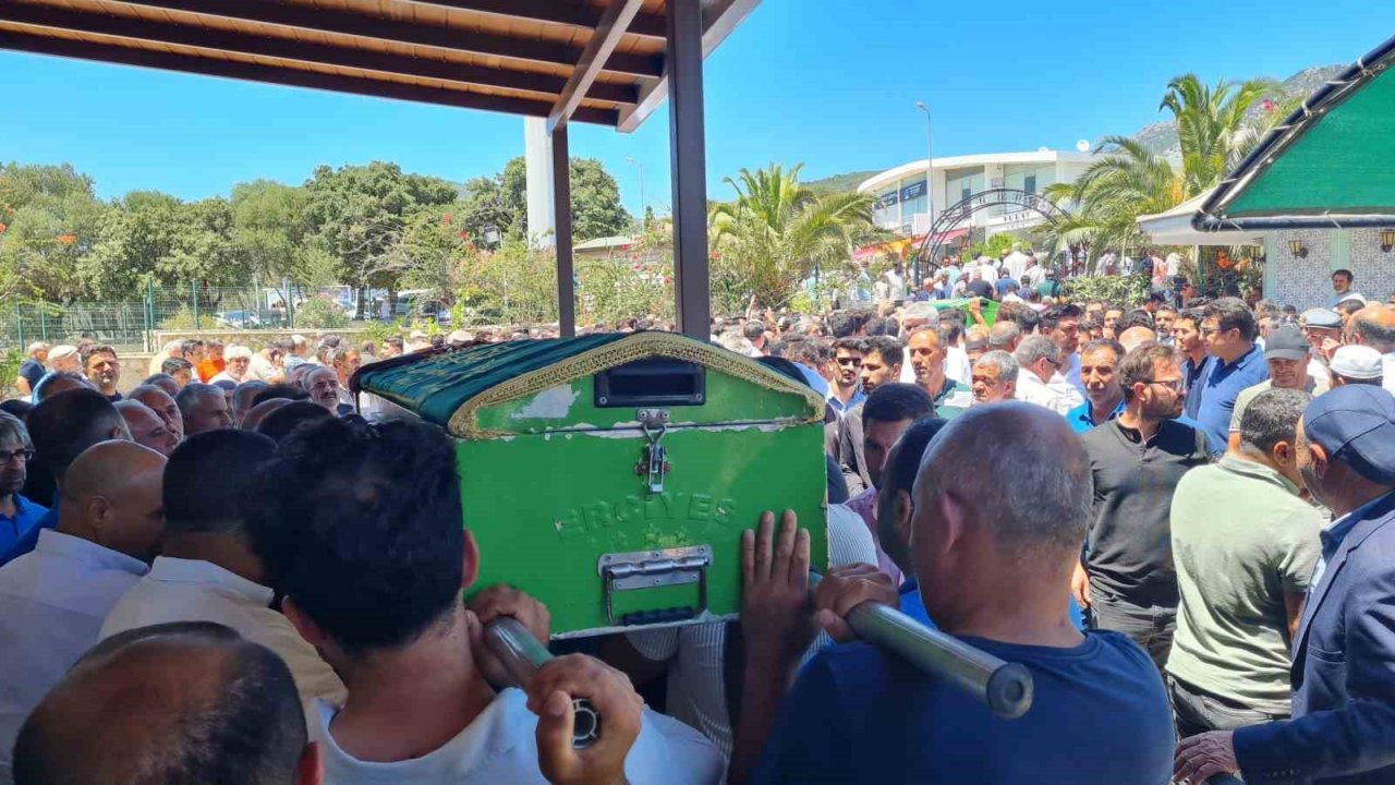 Kazada yaşamını yitiren 3 kişi Bodrum’da defnedildi