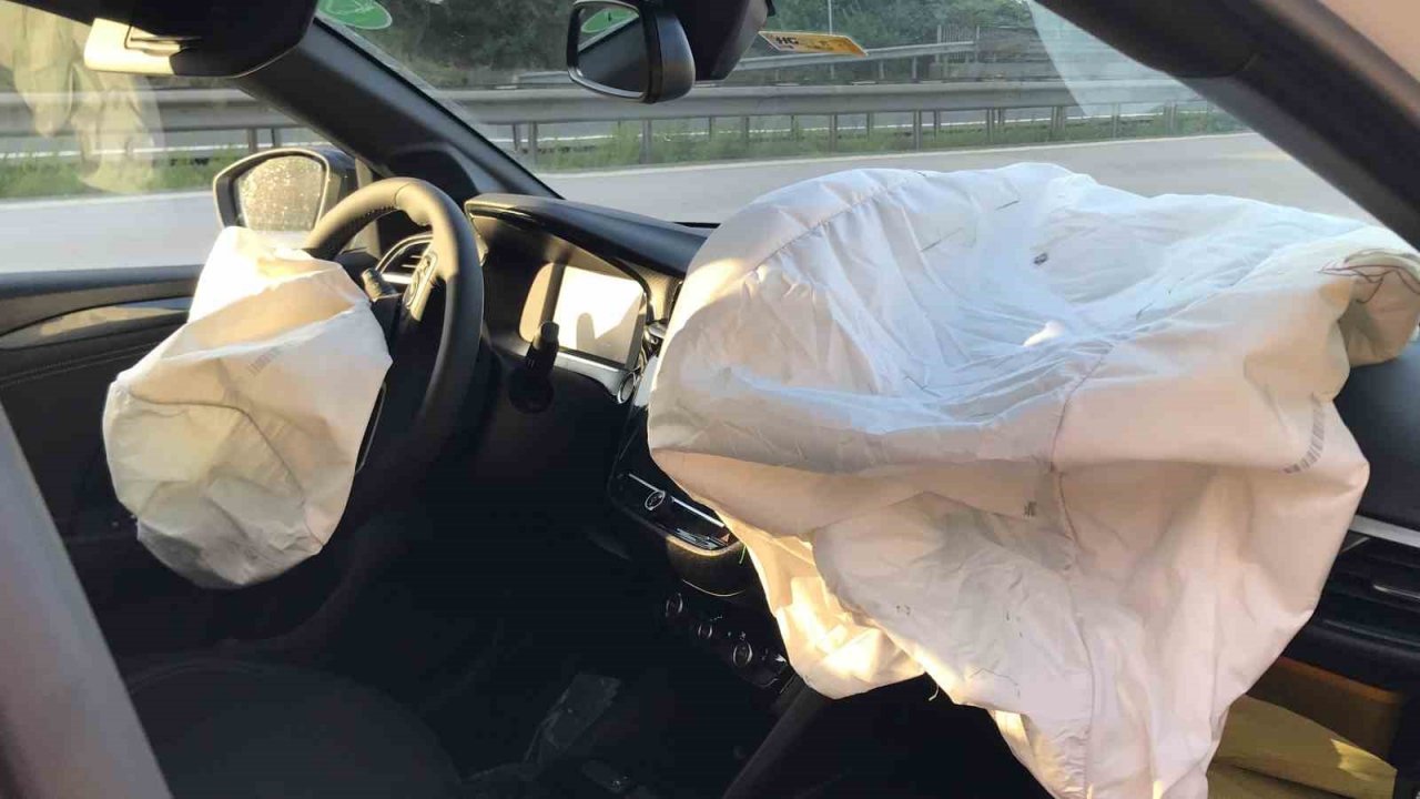 TEM’de polisten kaçan aracın sebep olduğu kazada 2 kişi yaralandı