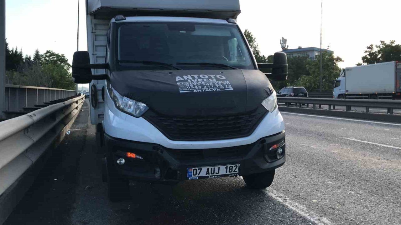 TEM’de polisten kaçan aracın sebep olduğu kazada 2 kişi yaralandı