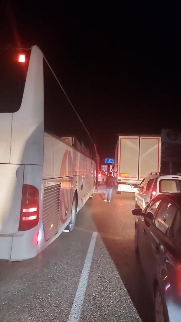 TEM Otoyolu’ndaki heyelan sebebiyle Ankara-İstanbul yolu trafiğe kapandı