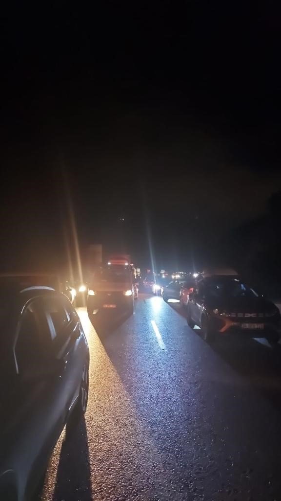 TEM Otoyolu’ndaki heyelan sebebiyle Ankara-İstanbul yolu trafiğe kapandı