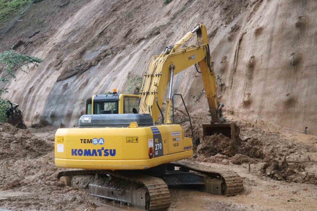 Bolu Dağı Tüneli’nde heyelanın temizlik çalışmaları sürüyor