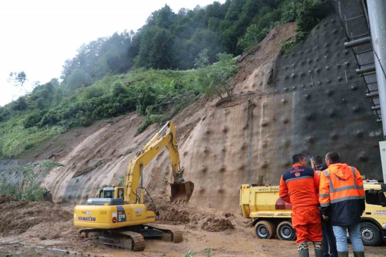 Bolu Dağı Tüneli’nde heyelanın temizlik çalışmaları sürüyor