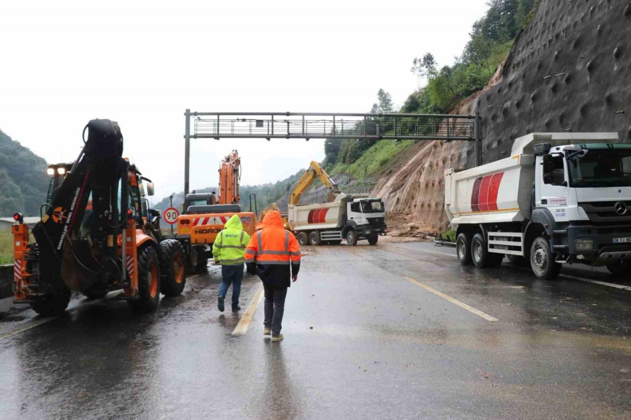 Bolu Dağı Tüneli’nde heyelanın temizlik çalışmaları sürüyor