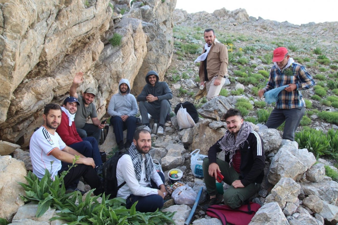 Temmuz sıcağında Mereto Dağı’nda kar yiyerek serinlediler