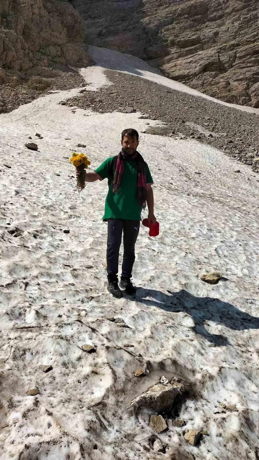 Temmuz sıcağında Mereto Dağı’nda kar yiyerek serinlediler