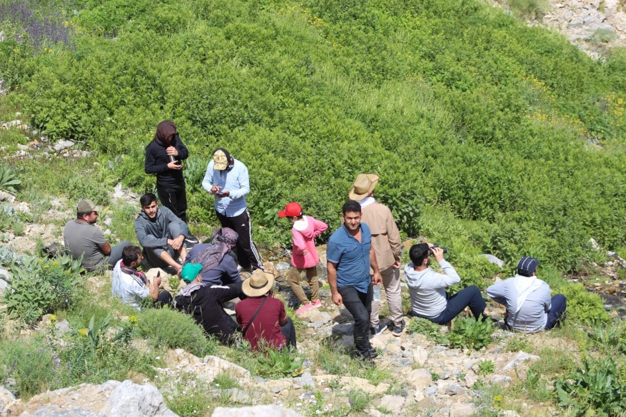 Temmuz sıcağında Mereto Dağı’nda kar yiyerek serinlediler
