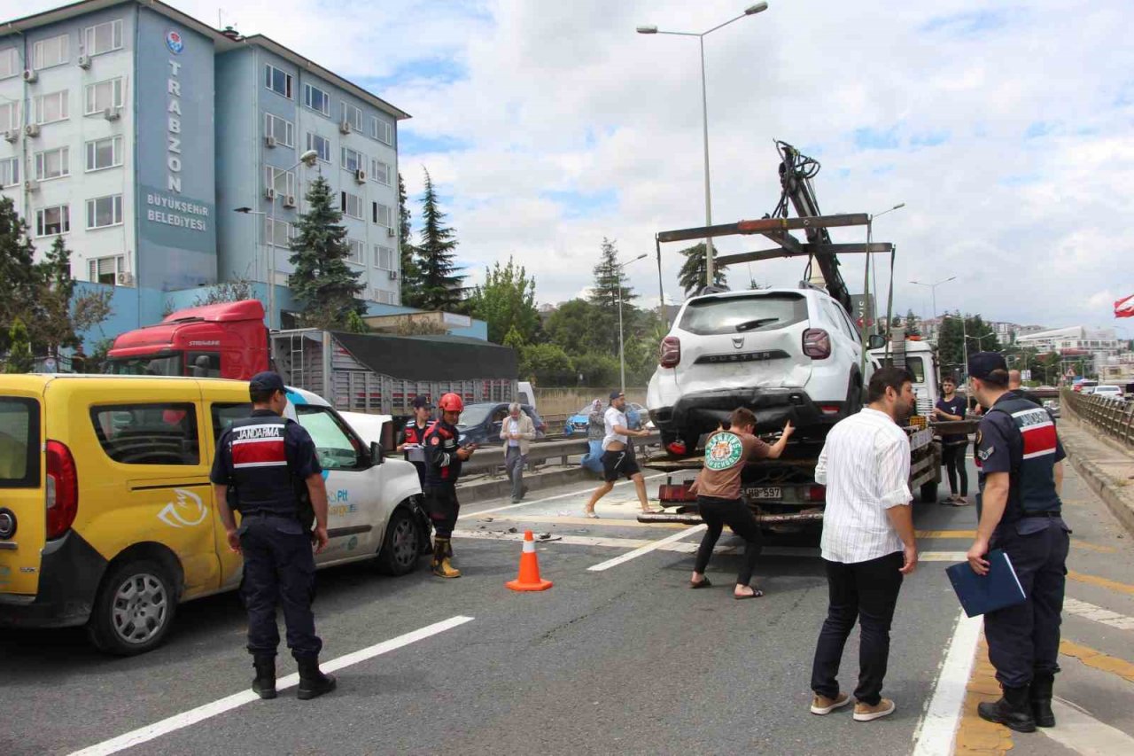 Trabzon’da 6 araçlı zincirleme kaza: 3 yaralı