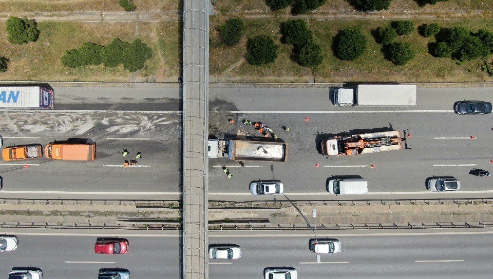 Sultanbeyli’de hafriyat kamyonunun damperi üst geçide çarptı