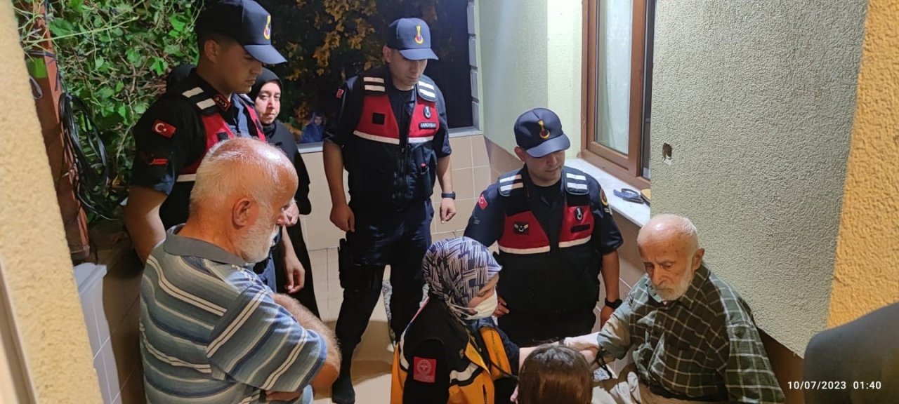 Türkeli’de mantar toplamak için gittiği ormanda kaybolan yaşlı adam bulundu