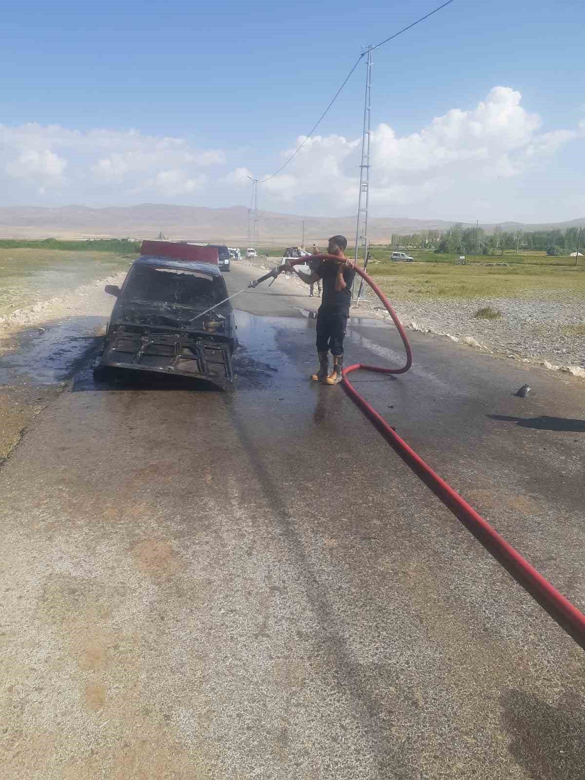 Seyir halindeki otomobil yanarak kullanılamaz hale geldi