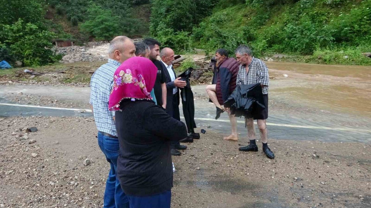 Karadeniz-Akdeniz yolu heyelan nedeniyle ulaşıma kapandı