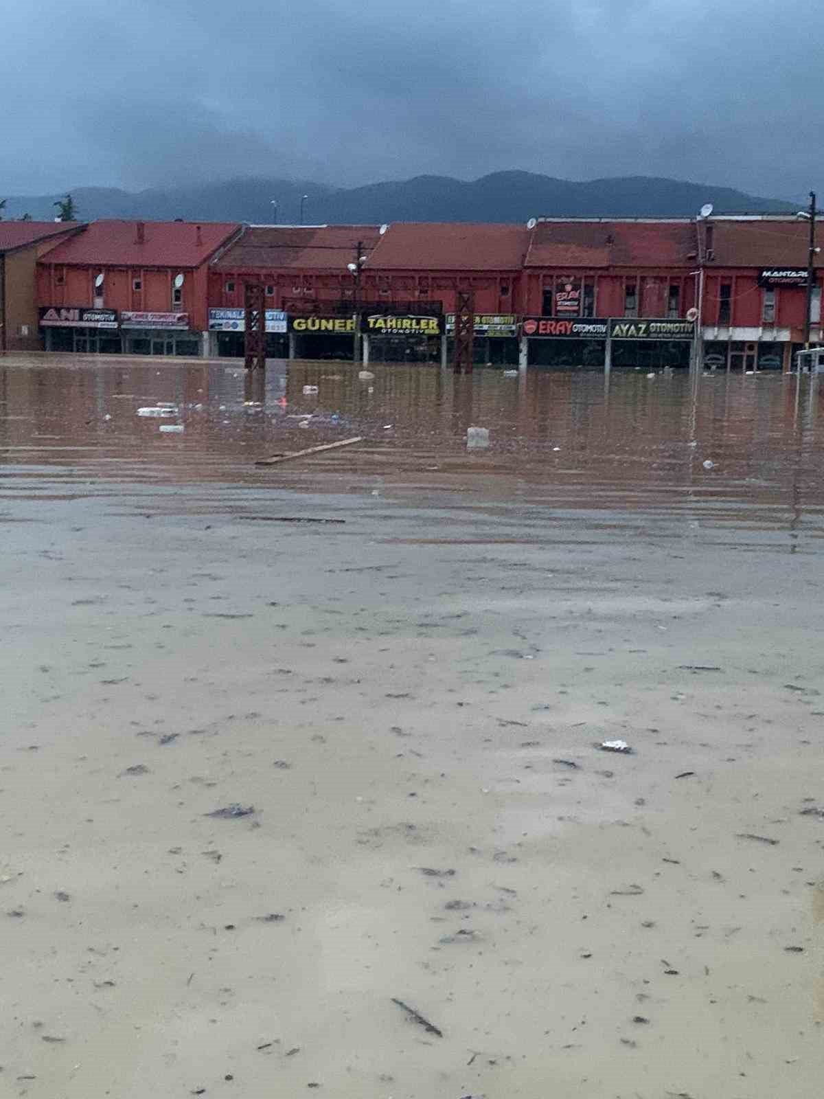 Terminal ve Galericiler Sitesi sular altında kaldı