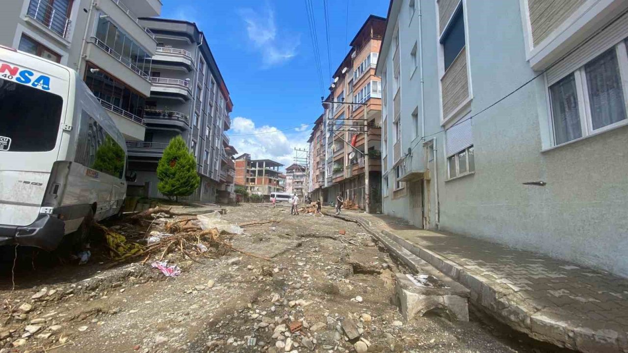 Selin tahrip ettiği Devrek’te temizlik çalışmaları sürüyor