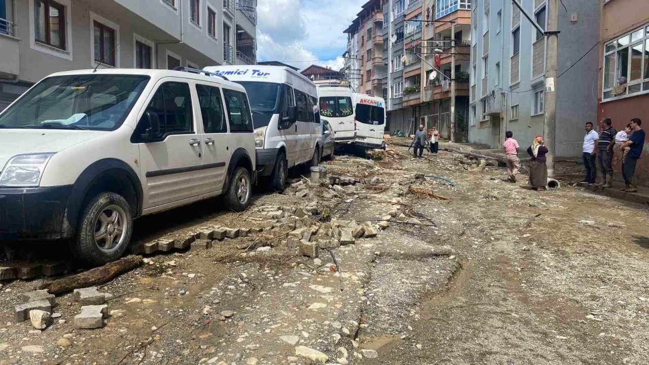 Selin tahrip ettiği Devrek’te temizlik çalışmaları sürüyor