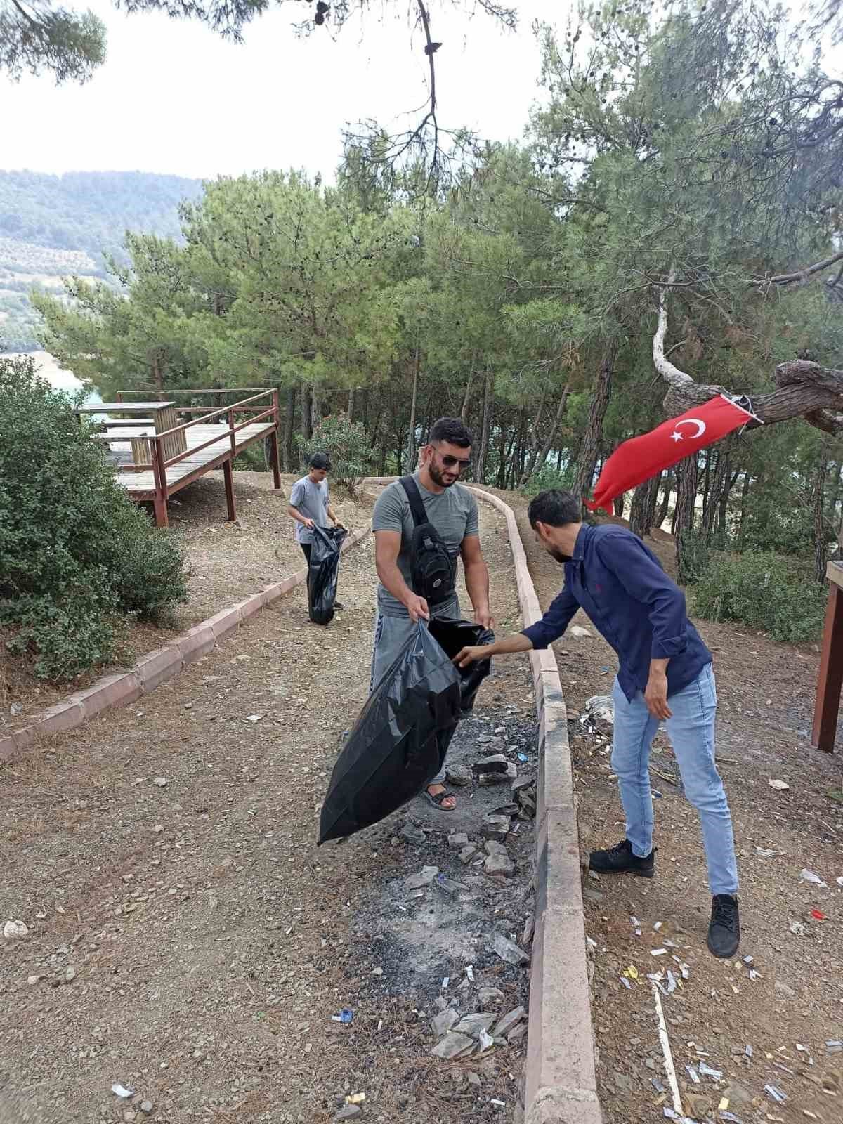 Kozan’da gençler doğa temizliği yaptı